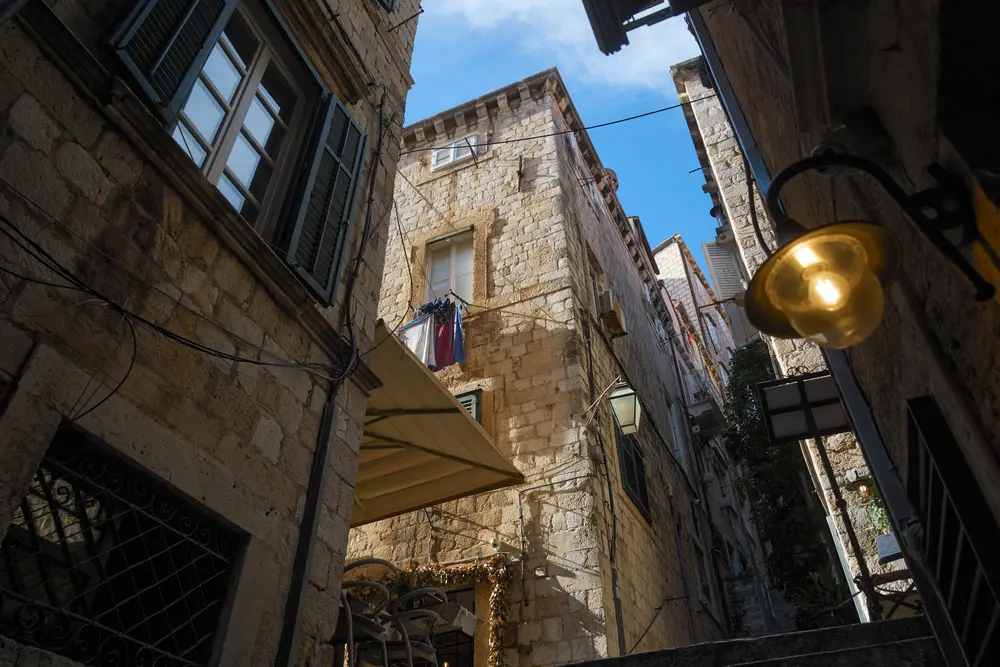2026-06-15_dubrovnik_narrow-alley-looking-up_dsc07669.jpg