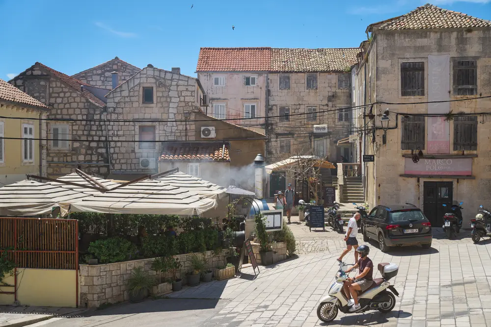 2026-06-14_korcula_street-scooter-and-umbrellas_dsc07106.jpg