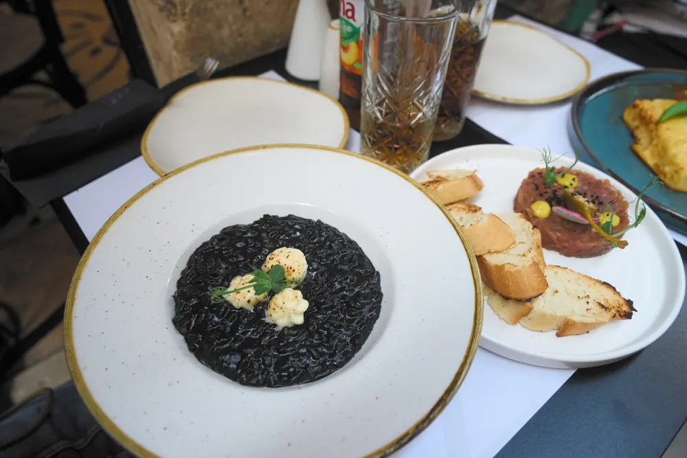 2026-06-15_dubrovnik_table-of-shared-dishes_dsc07677.jpg