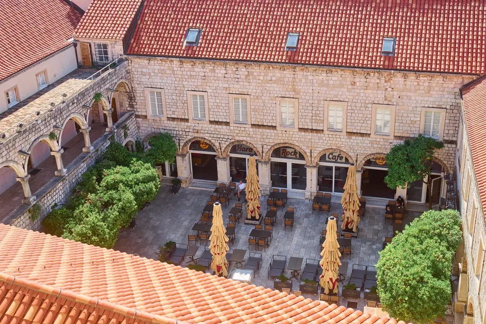 2026-06-10_dubrovnik_monastery-cloister-courtyard_dsc04986.jpg