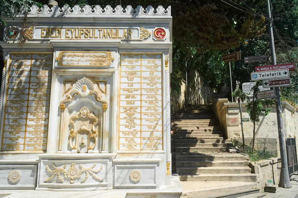 2026-06-08_istanbul_marble-fountain-stairs_dsc04362.jpg