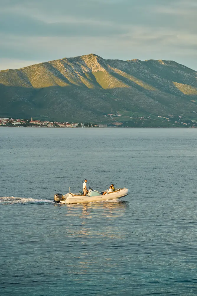 2026-06-14_korcula_boat-in-evening-light_dsc07191.jpg