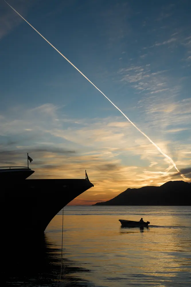 2026-06-14_korcula_contrail-over-sunset-bay_dsc07349.jpg