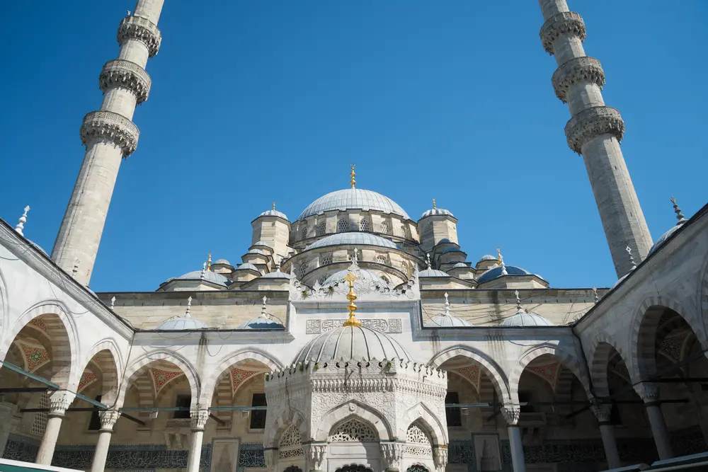 2026-06-06_istanbul_new-mosque-courtyard_dsc03159.jpg