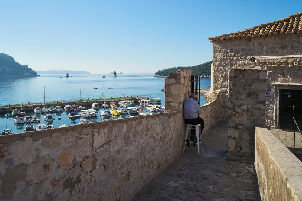 2026-06-10_dubrovnik_painter-on-city-walls_dsc04880.jpg