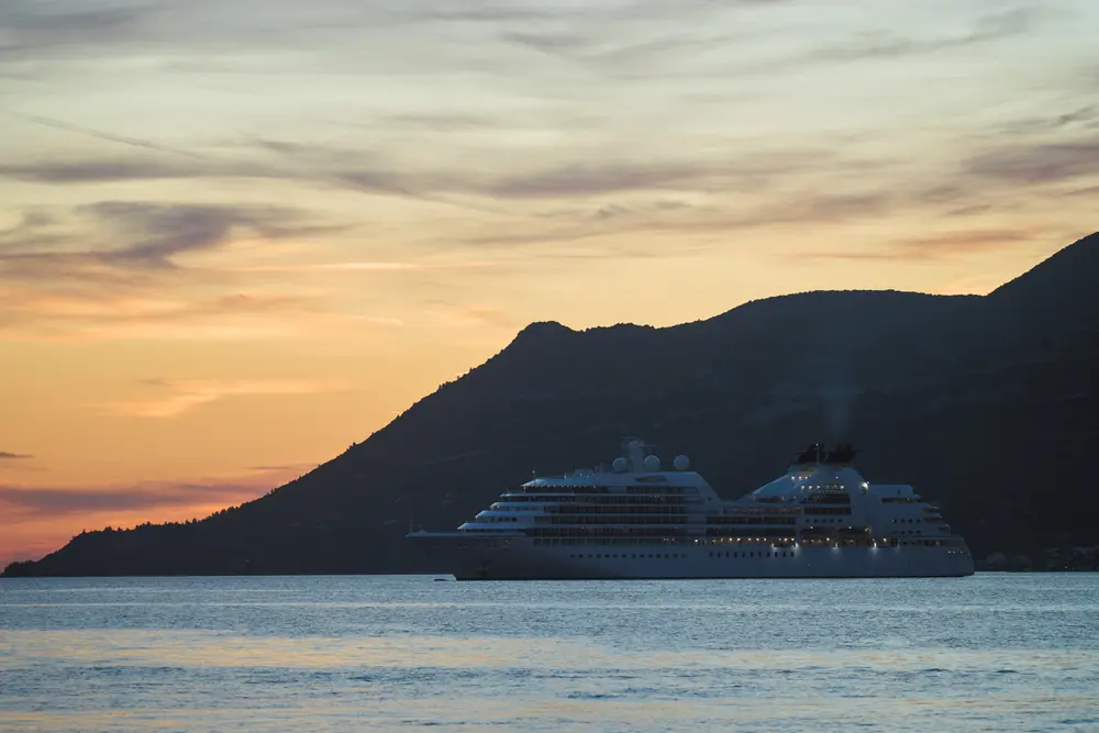 2026-06-14_korcula_cruise-ship-at-dusk_dsc07412.jpg