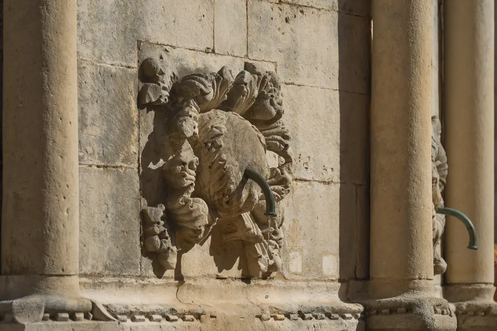 2026-06-15_dubrovnik_carved-wall-relief_dsc07658.jpg