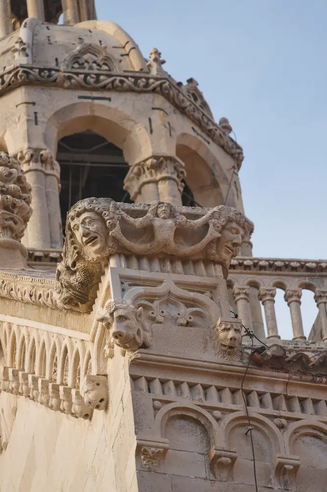 2026-06-14_korcula_ornate-carved-loggia_dsc07132.jpg
