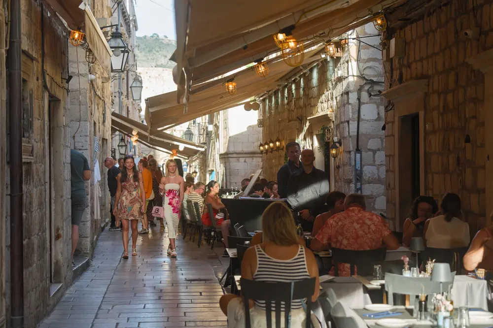 2026-06-15_dubrovnik_alley-restaurant-tables_dsc07701.jpg