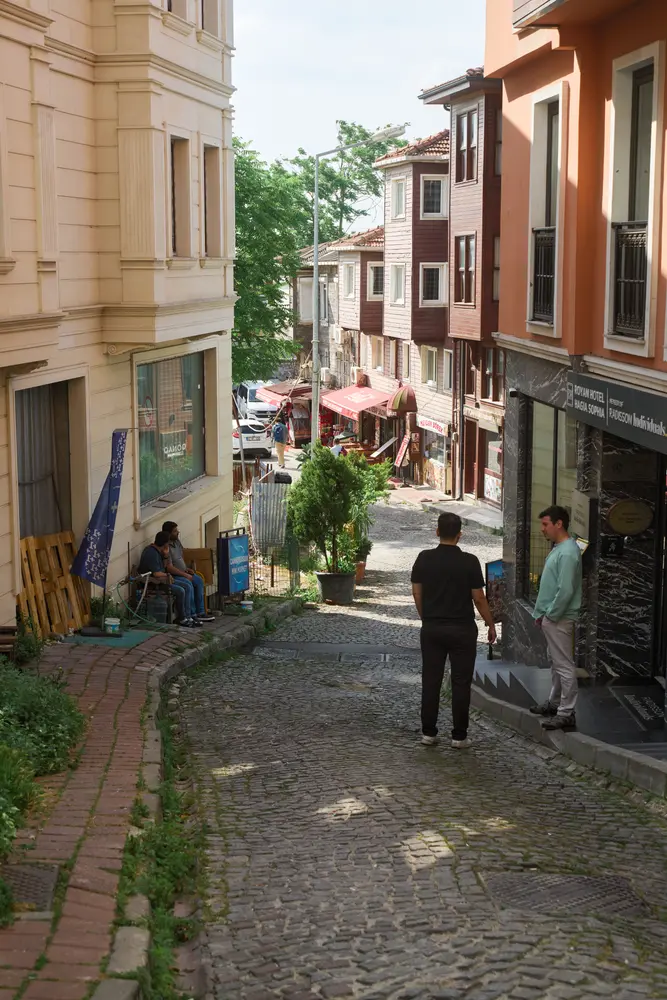 2026-06-09_istanbul_cobblestone-lane-houses_dsc04525.jpg
