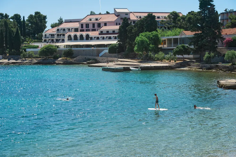 2026-06-14_korcula_paddleboarder-in-the-bay_dsc06961.jpg