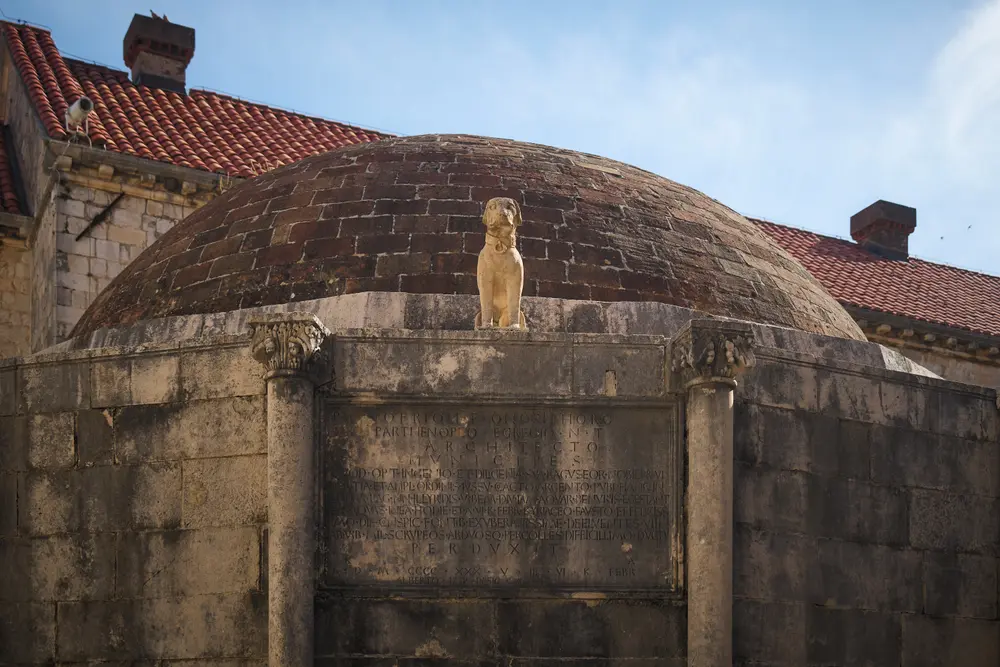 2026-06-15_dubrovnik_cat-on-fountain-dome_dsc07659.jpg