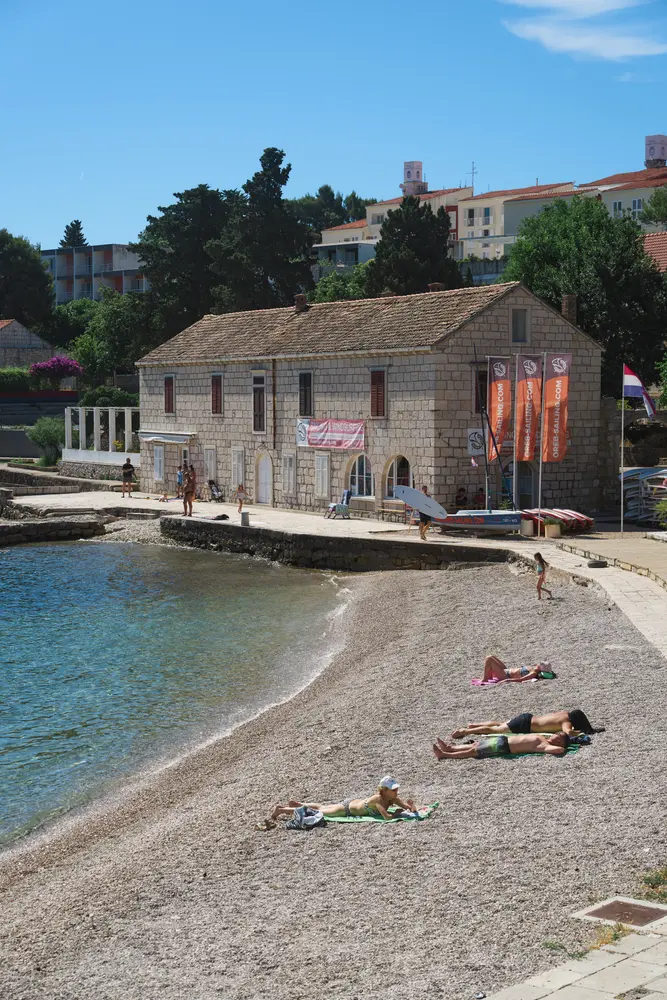 2026-06-14_korcula_pebble-beach-sunbathers_dsc06896.jpg