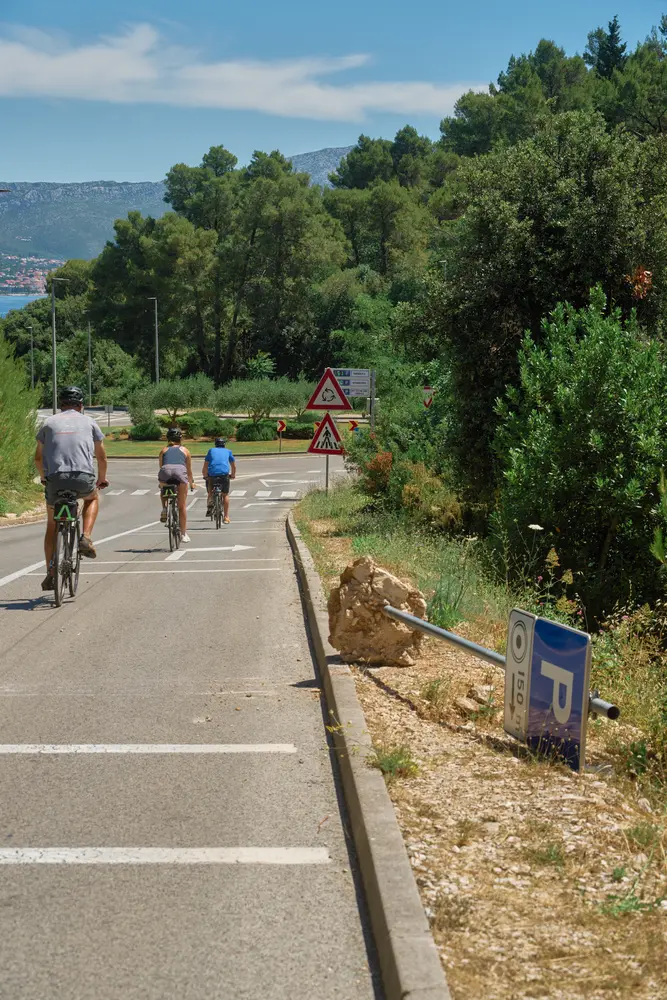 2026-06-14_korcula_cyclists-on-coastal-road_dsc07069.jpg