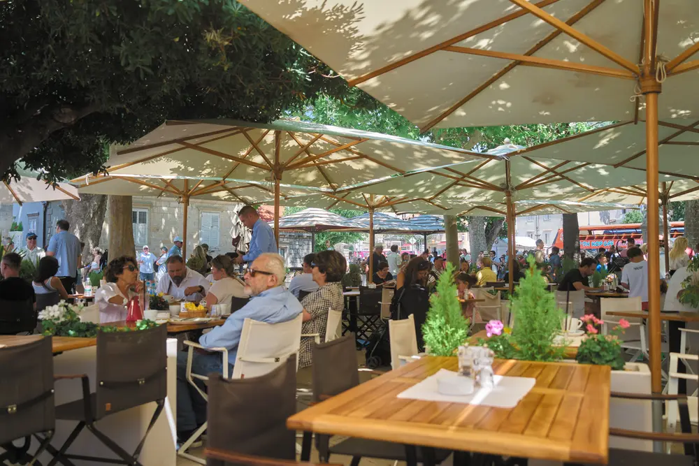 2026-06-15_dubrovnik_cafe-terrace-umbrellas_dsc07537.jpg