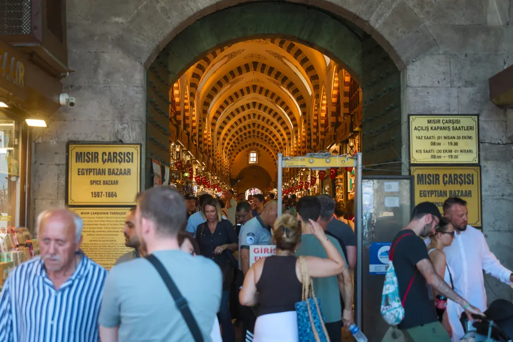 2026-06-06_istanbul_spice-bazaar-entrance_dsc03164.jpg