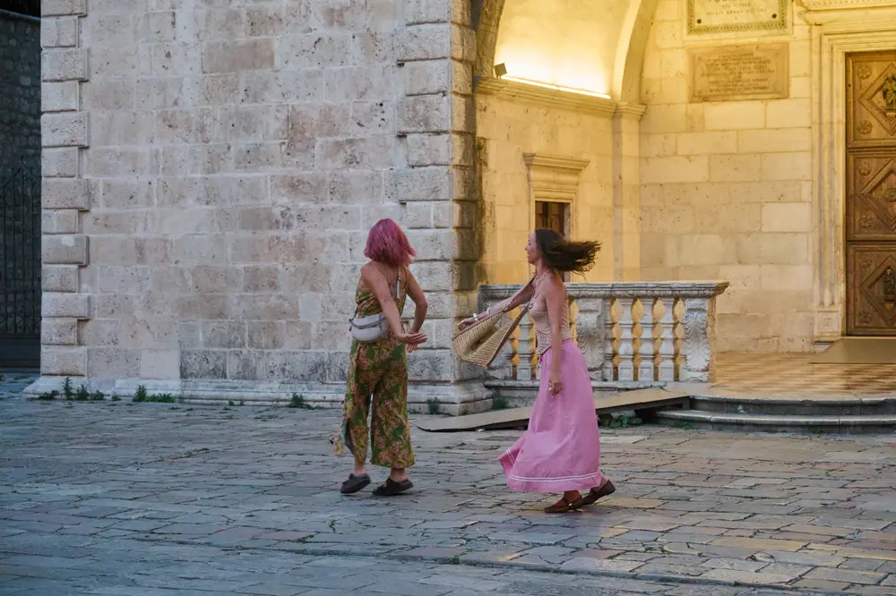 2026-06-12_kotor_travelers-walking-the-square_dsc06489.jpg
