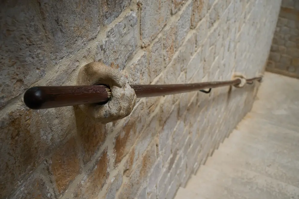 2026-06-15_dubrovnik_iron-hook-on-stone-wall_dsc07605.jpg