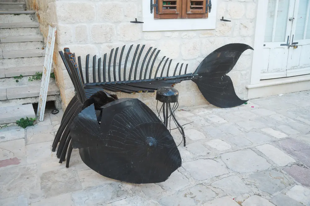 2026-06-12_perast_black-fish-sculpture_dsc06305.jpg