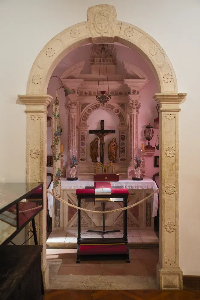 2026-06-13_korcula_side-chapel-with-crucifix_dsc06617.jpg