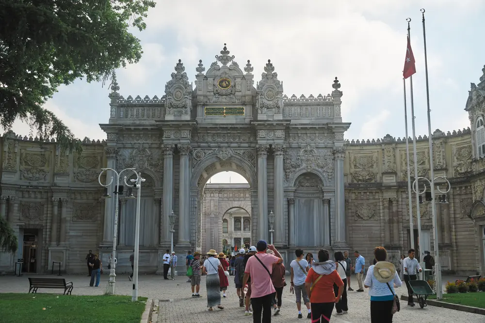 2026-06-06_istanbul_dolmabahce-palace-gate_dsc02646.jpg