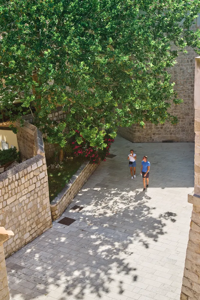2026-06-10_dubrovnik_shaded-lane-below-walls_dsc05039.jpg