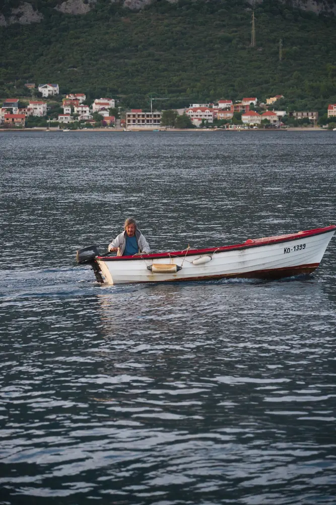 2026-06-14_korcula_boatman-in-small-boat_dsc07310.jpg