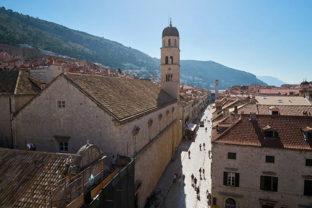 2026-06-10_dubrovnik_bell-tower-over-main-street_dsc04973.jpg