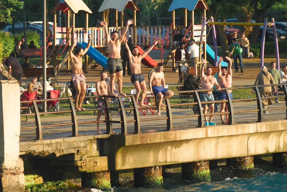 2026-06-06_istanbul_swimmers-jumping-off-pier_dsc03497.jpg