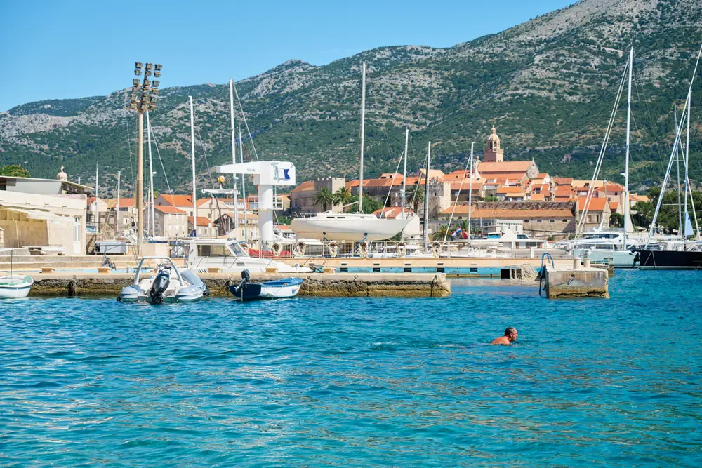 2026-06-14_korcula_marina-with-swimmer_dsc06926.jpg