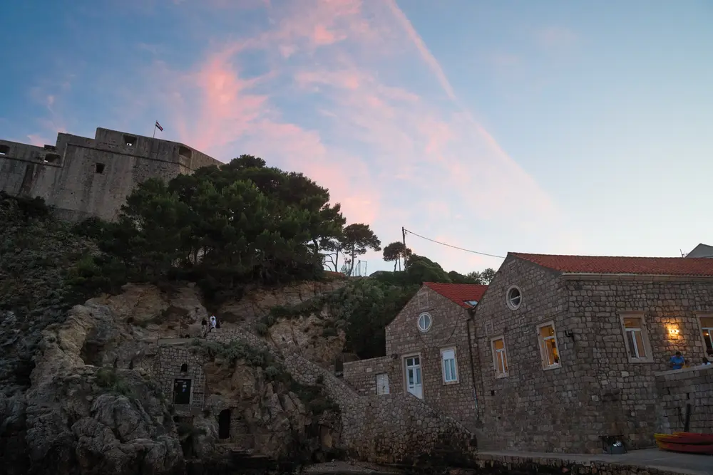 2026-06-15_dubrovnik_rooftops-under-pink-sky_dsc07937.jpg