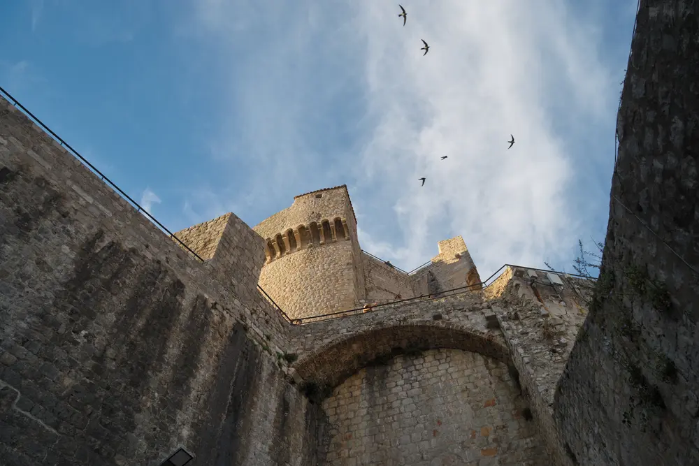 2026-06-15_dubrovnik_city-walls-from-below_dsc07771.jpg