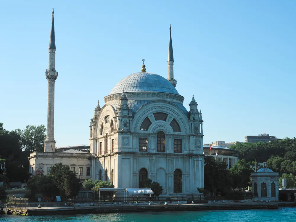 2026-06-06_istanbul_waterfront-mosque-from-ferry_dsc03254.jpg