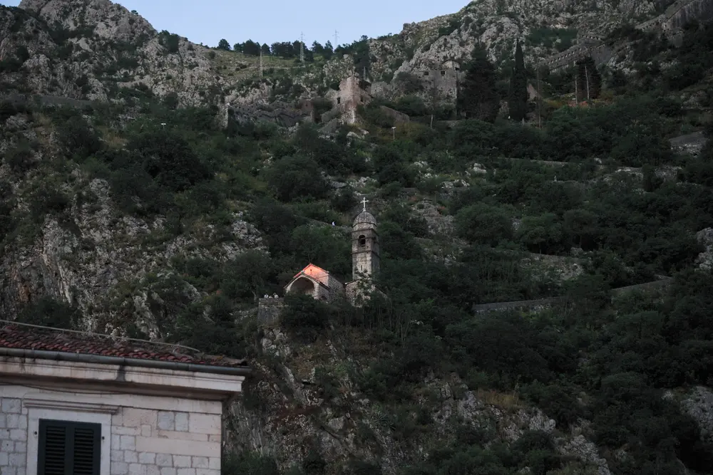 2026-06-12_kotor_fortress-wall-on-cliff_dsc06461.jpg