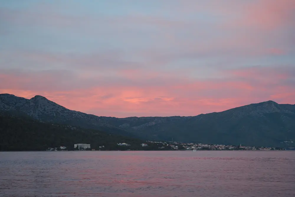 2026-06-14_korcula_pink-dusk-over-hills_dsc07410.jpg