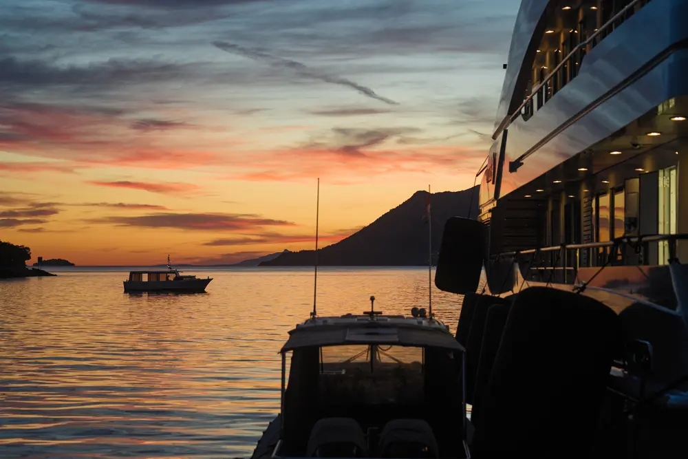 2026-06-14_korcula_harbour-boats-at-twilight_dsc07464.jpg