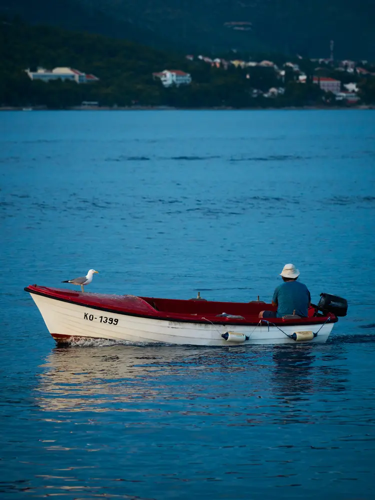 2026-06-14_korcula_small-boat-on-blue-water_dsc07278.jpg