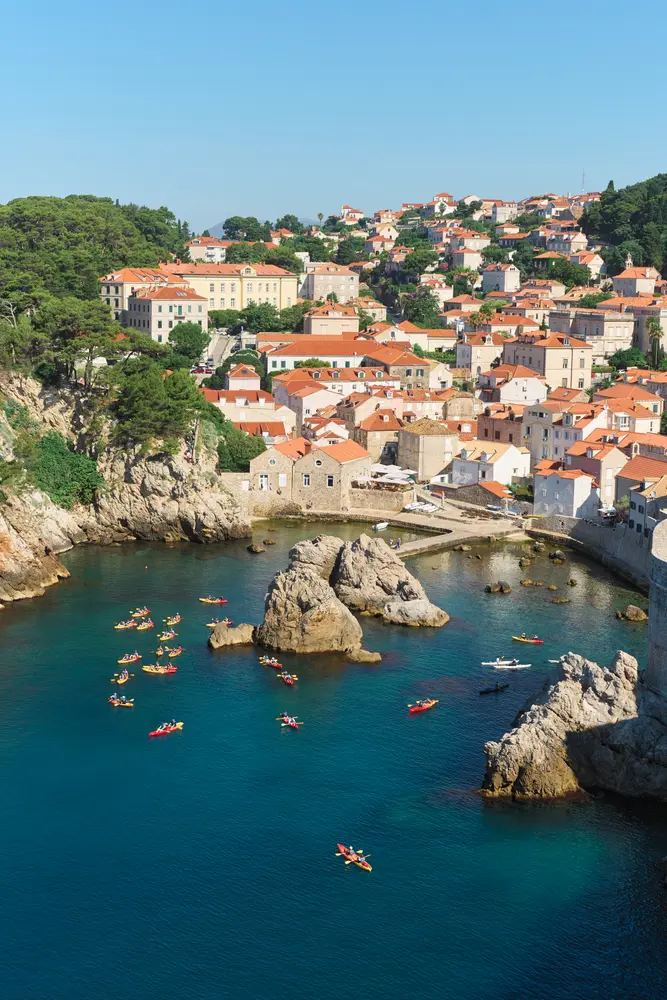 2026-06-10_dubrovnik_kayakers-in-rocky-cove_dsc05005.jpg