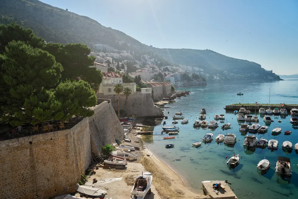 2026-06-10_dubrovnik_boats-below-city-walls_dsc04877.jpg