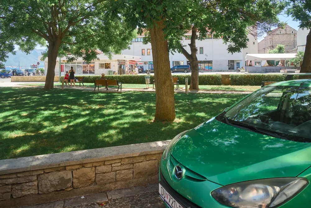 2026-06-14_korcula_green-car-by-the-park_dsc06979.jpg