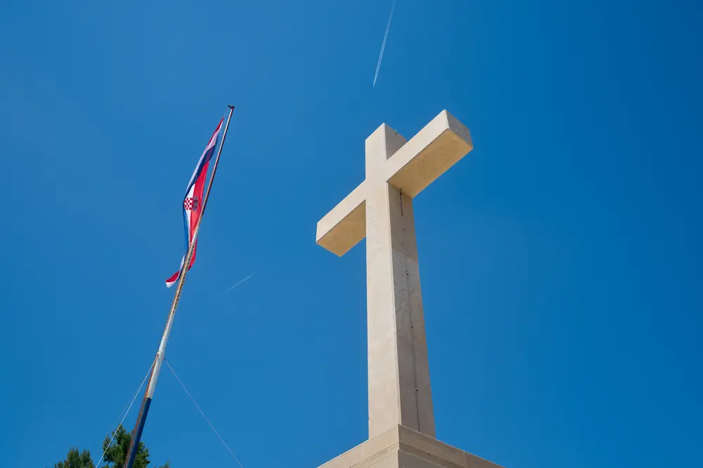 2026-06-10_dubrovnik_hilltop-cross-and-flag_dsc05180.jpg