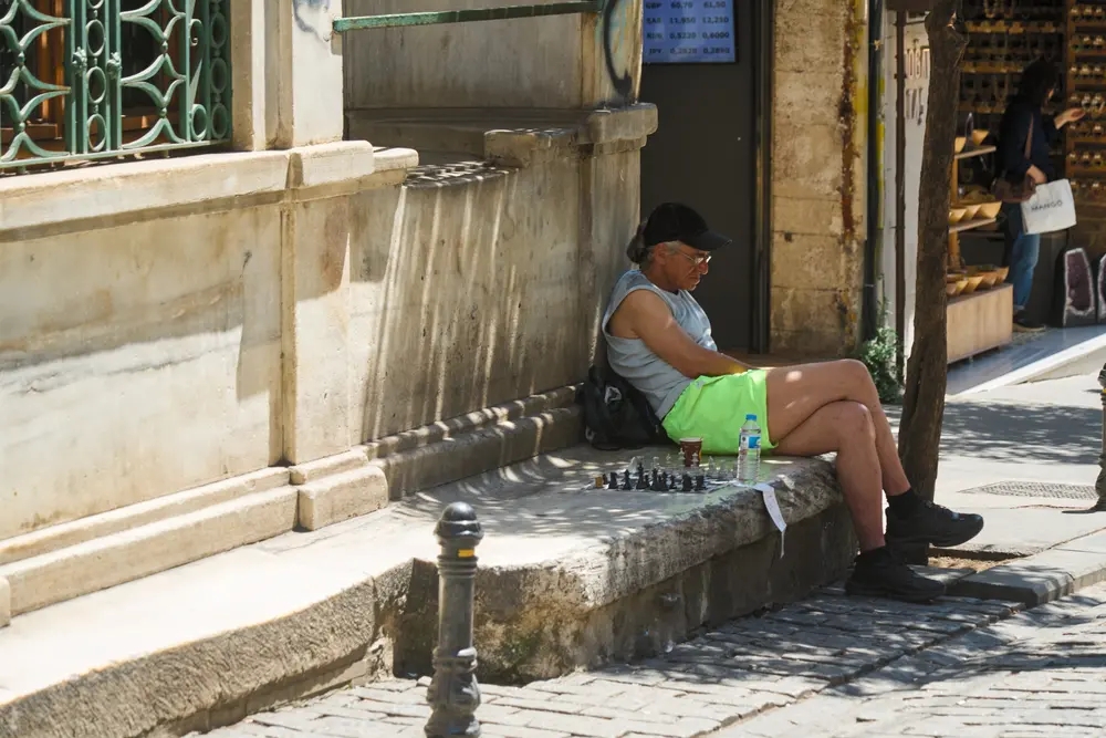 2026-06-06_istanbul_resting-by-street-fountain_dsc02995.jpg