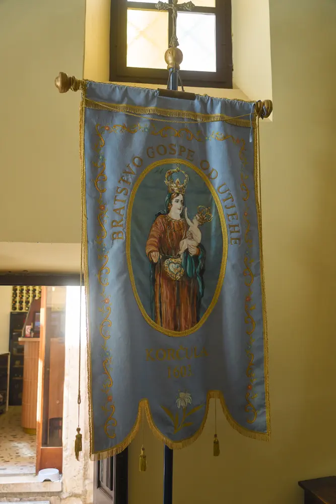 2026-06-13_korcula_embroidered-church-banner_dsc06582.jpg