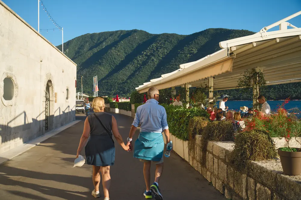 2026-06-12_perast_couple-walking-promenade_dsc06284.jpg