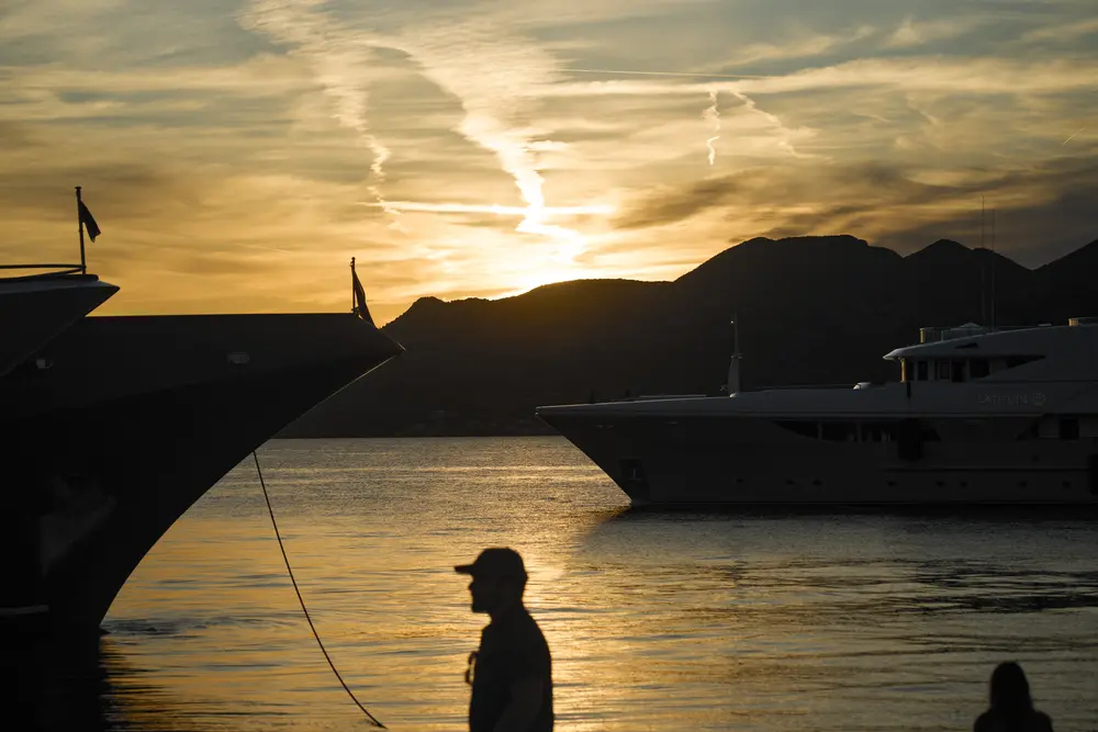 2026-06-14_korcula_angler-silhouette-at-sunset_dsc07285.jpg
