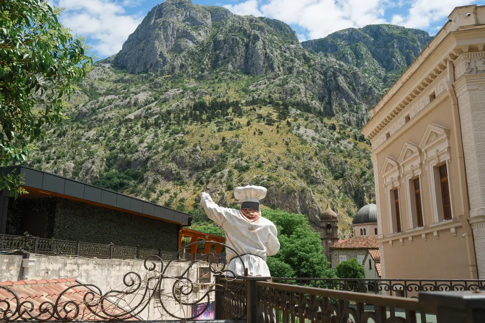 2026-06-12_kotor_chef-statue-terrace_dsc05962.jpg