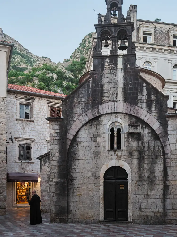 2026-06-12_kotor_romanesque-church-at-dusk_dsc06455.jpg