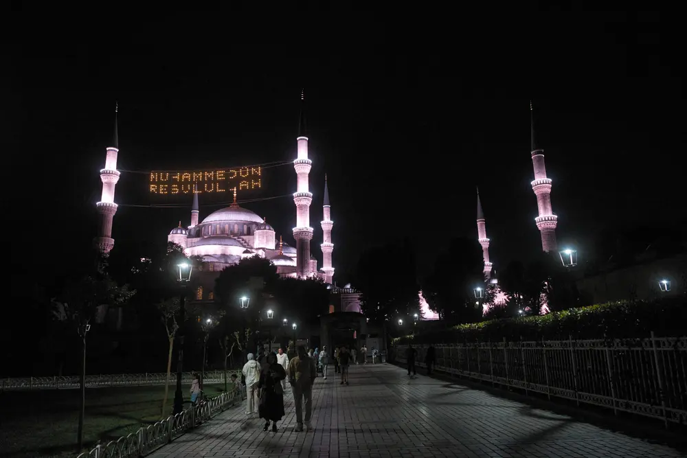 2026-06-07_istanbul_blue-mosque-illuminated-at-night_dsc04269.jpg