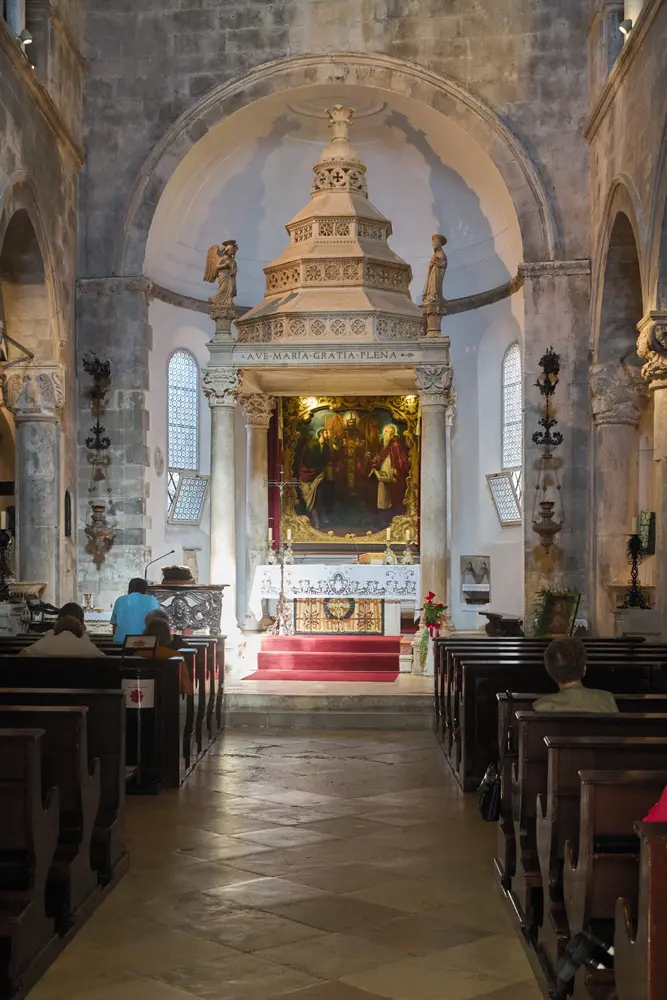 2026-06-13_korcula_cathedral-nave-and-altar_dsc06621.jpg