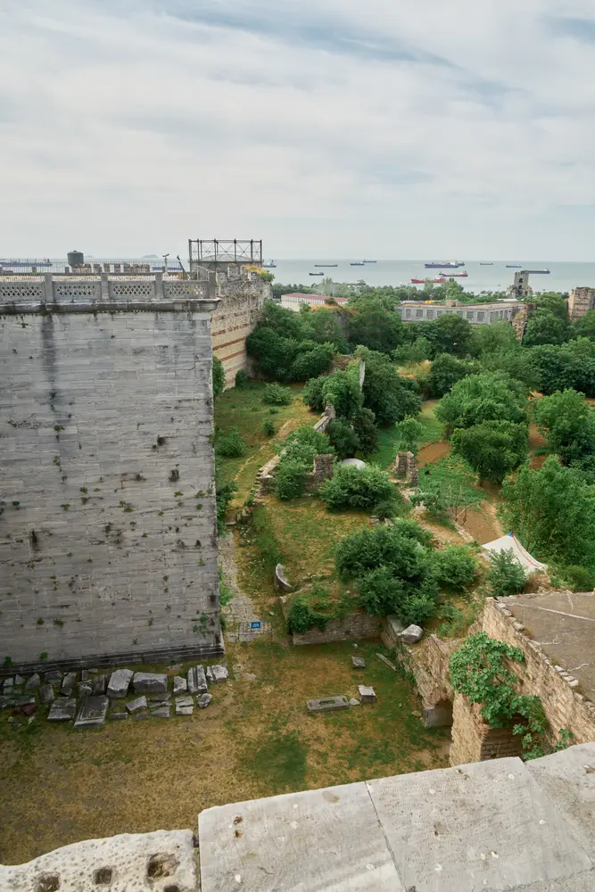 2026-06-09_istanbul_fortress-tower-overgrown_dsc04700.jpg